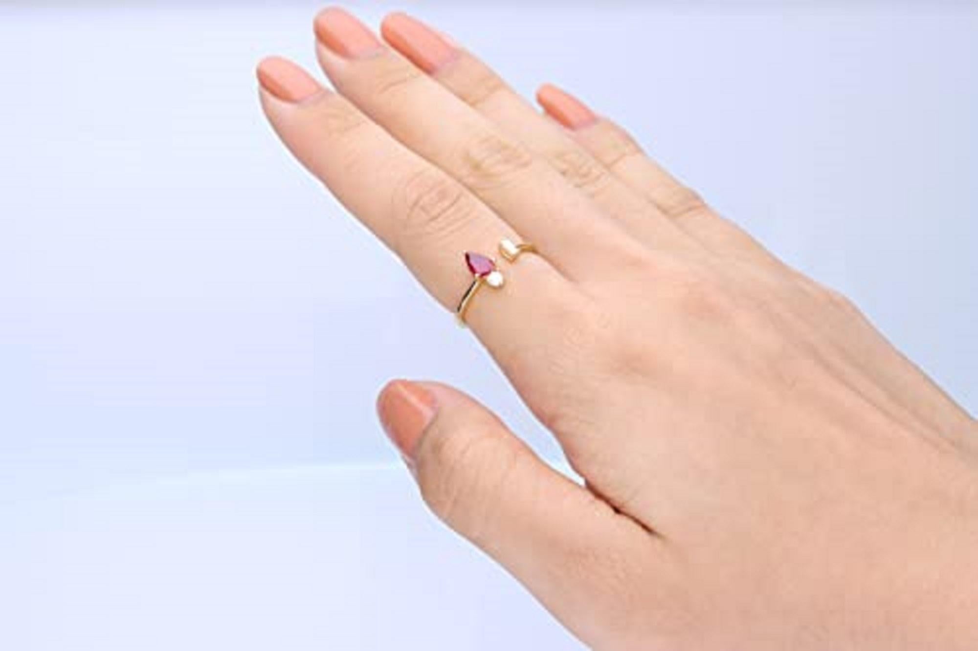 Schmücken Sie sich mit Eleganz mit diesem Ring aus 18-karätigem Gelbgold von Gin & Grace. Dieser Ring besteht aus einem 6x4 mm großen Rubin im Birnenschliff (1 Stück) mit 0,44 Karat und einem weißen Diamanten im Rundschliff (1 Stück) mit 0,06 Karat