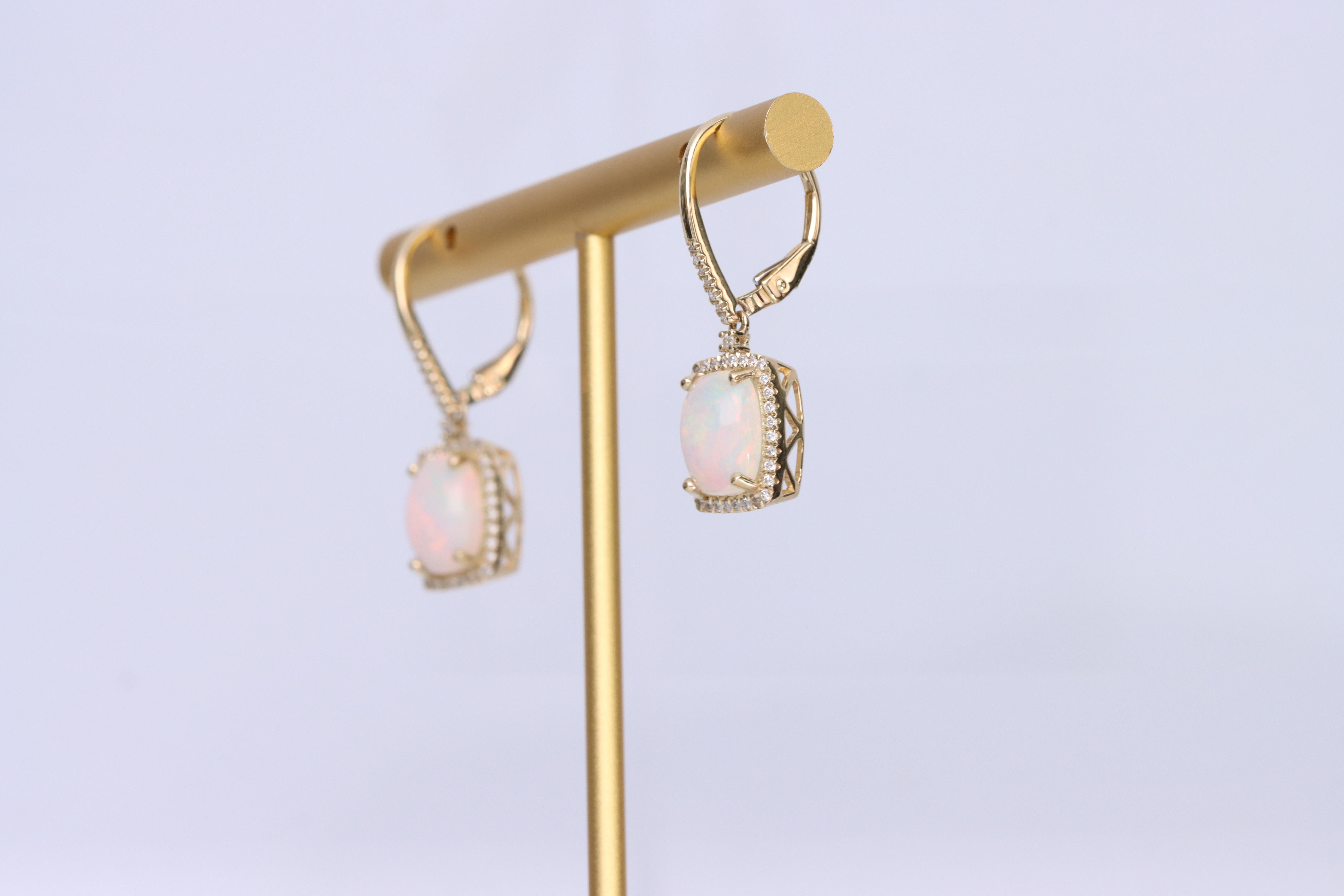Gracieuses et rayonnantes, ces boucles d'oreilles en opale éthiopienne taillée en coussin sont l'incarnation du luxe intemporel. Chaque boucle d'oreille est ornée d'une opale éthiopienne lumineuse de 7x9 mm (2,6 carats au total), célèbre pour ses