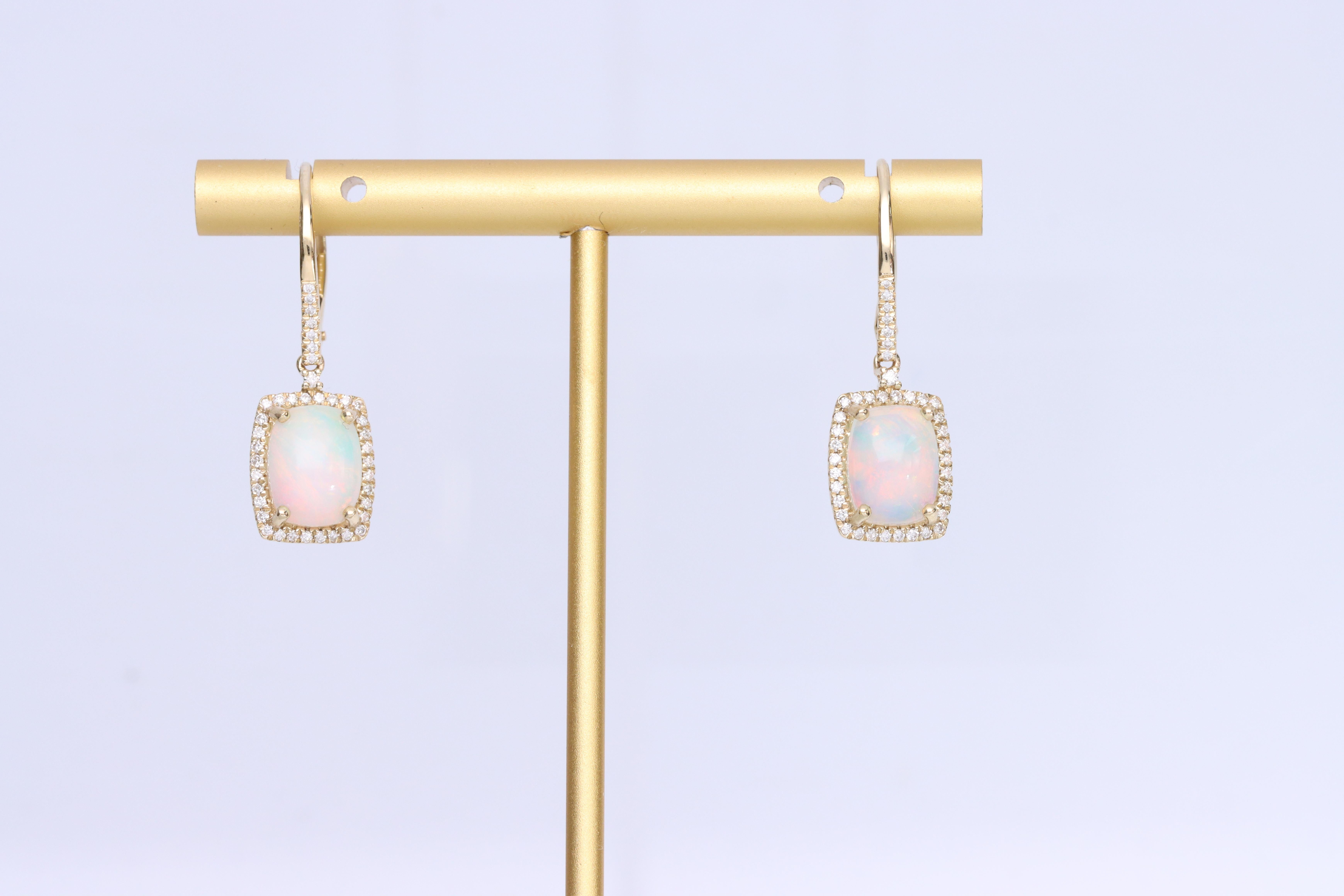 Taille coussin Gin and Grace Boucles d'oreilles en opale taille coussin avec accents en diamant en vente
