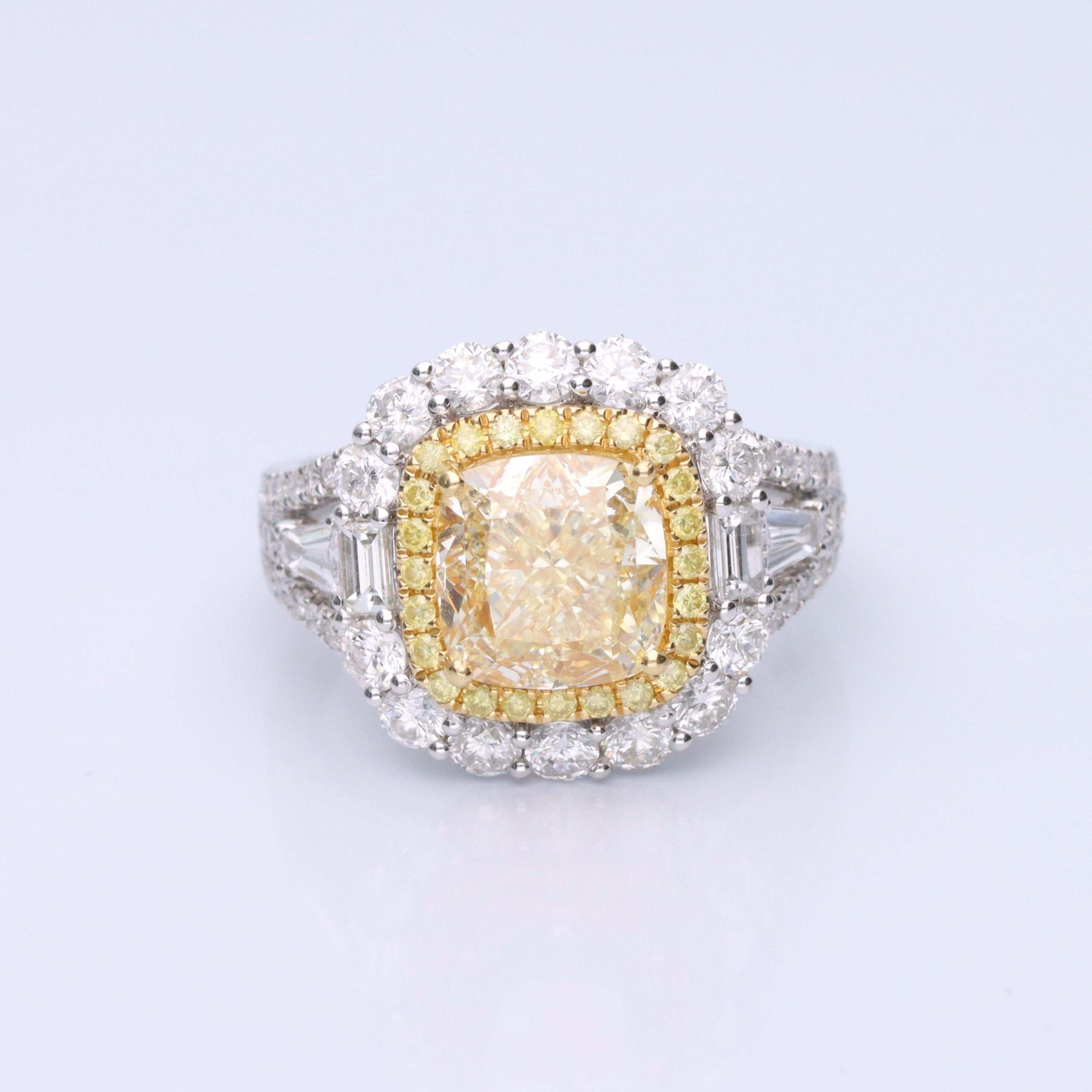 Art déco Gin & Grace Bague en or 18 carats avec diamant jaune taille coussin et diamants blancs en vente