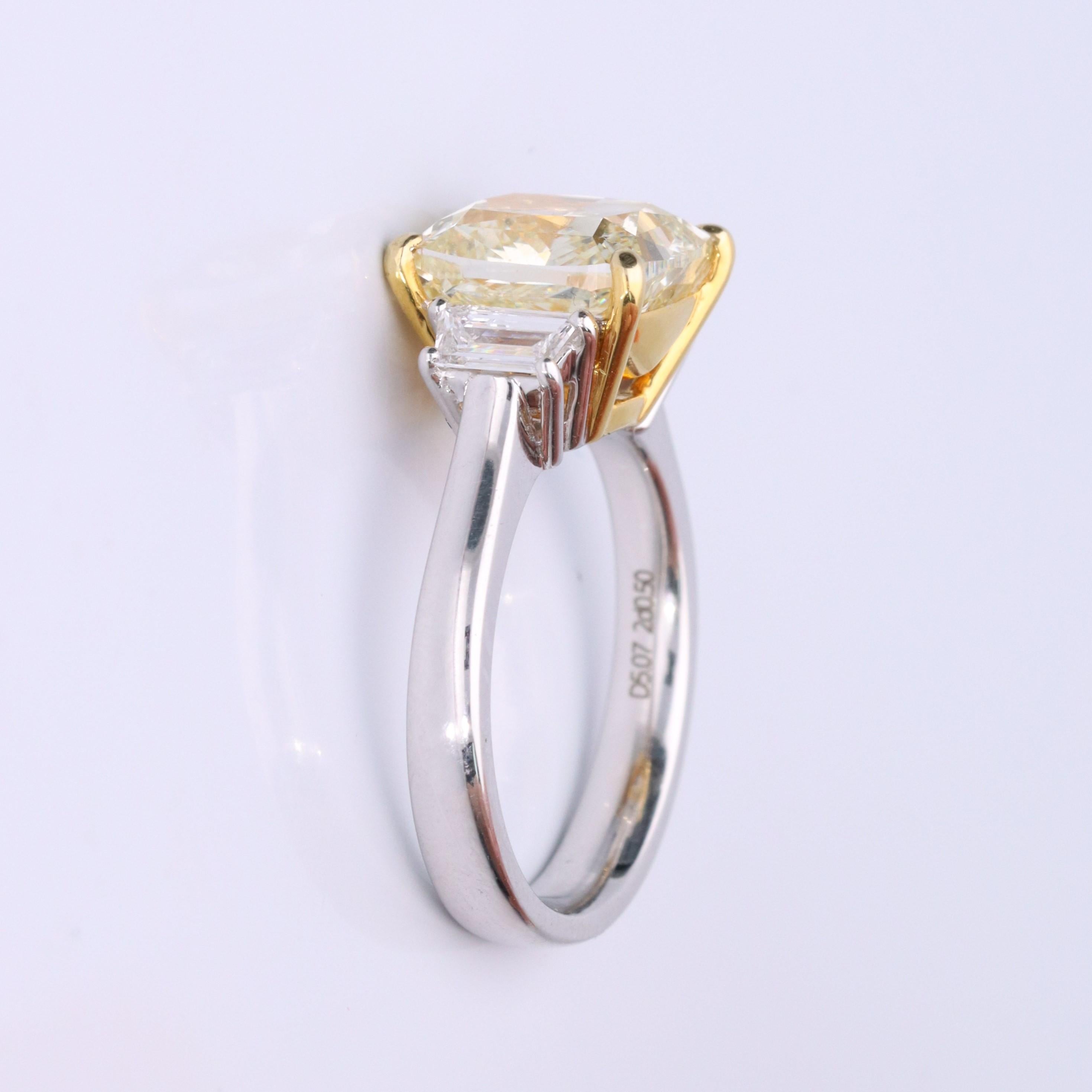 Atemberaubender, zeitloser und stilvoller Ewigkeitsring Einzigartiger Ring. Schmücken Sie sich mit diesem Gin and Grace Ring mit Luxus. Die 18K Two Tone Gold Schmuck rühmt sich mit Kissen-Schliff 1 Stück 5,07 Karat, Baguette-Schliff (2 Stück) 0,50