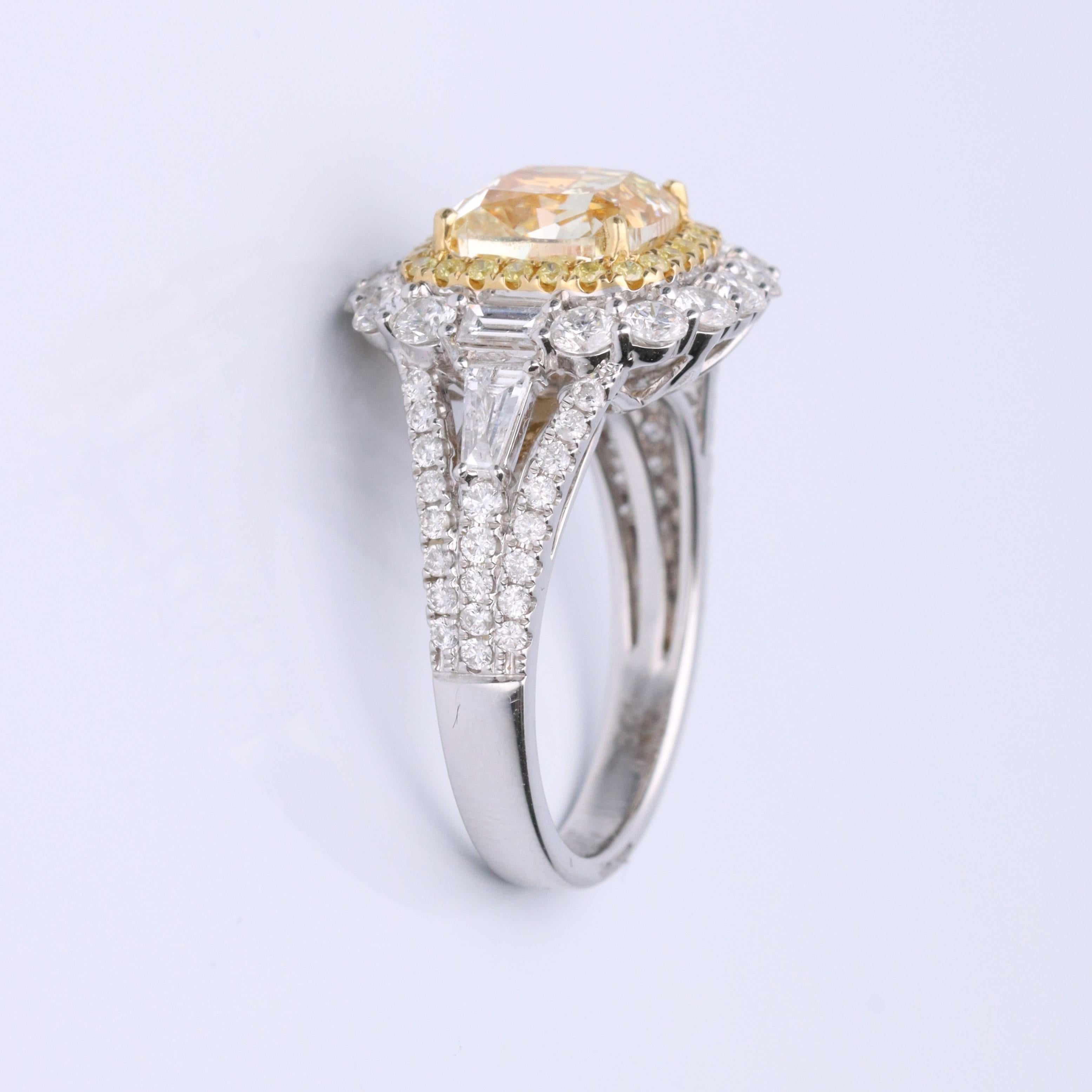 Taille coussin Gin & Grace Bague en or 18 carats avec diamant jaune taille coussin et diamants blancs en vente