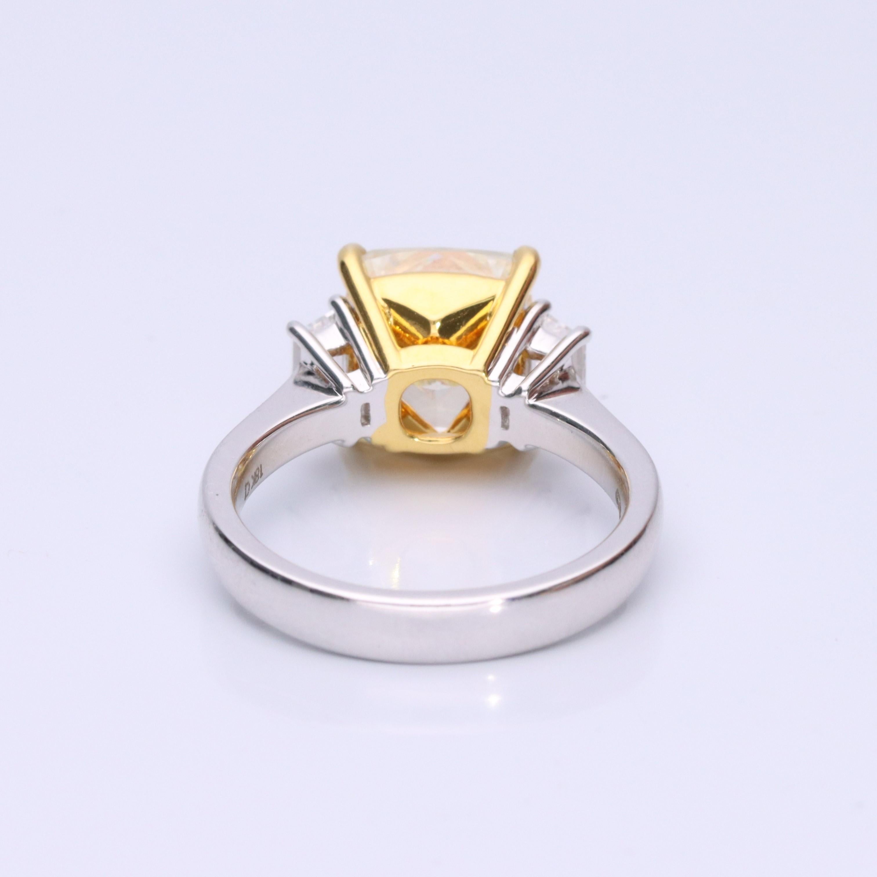 Gin & Grace Ring aus 18 Karat TT Gold mit gelbem Diamanten im Kissenschliff und weißen Diamanten (Art déco)