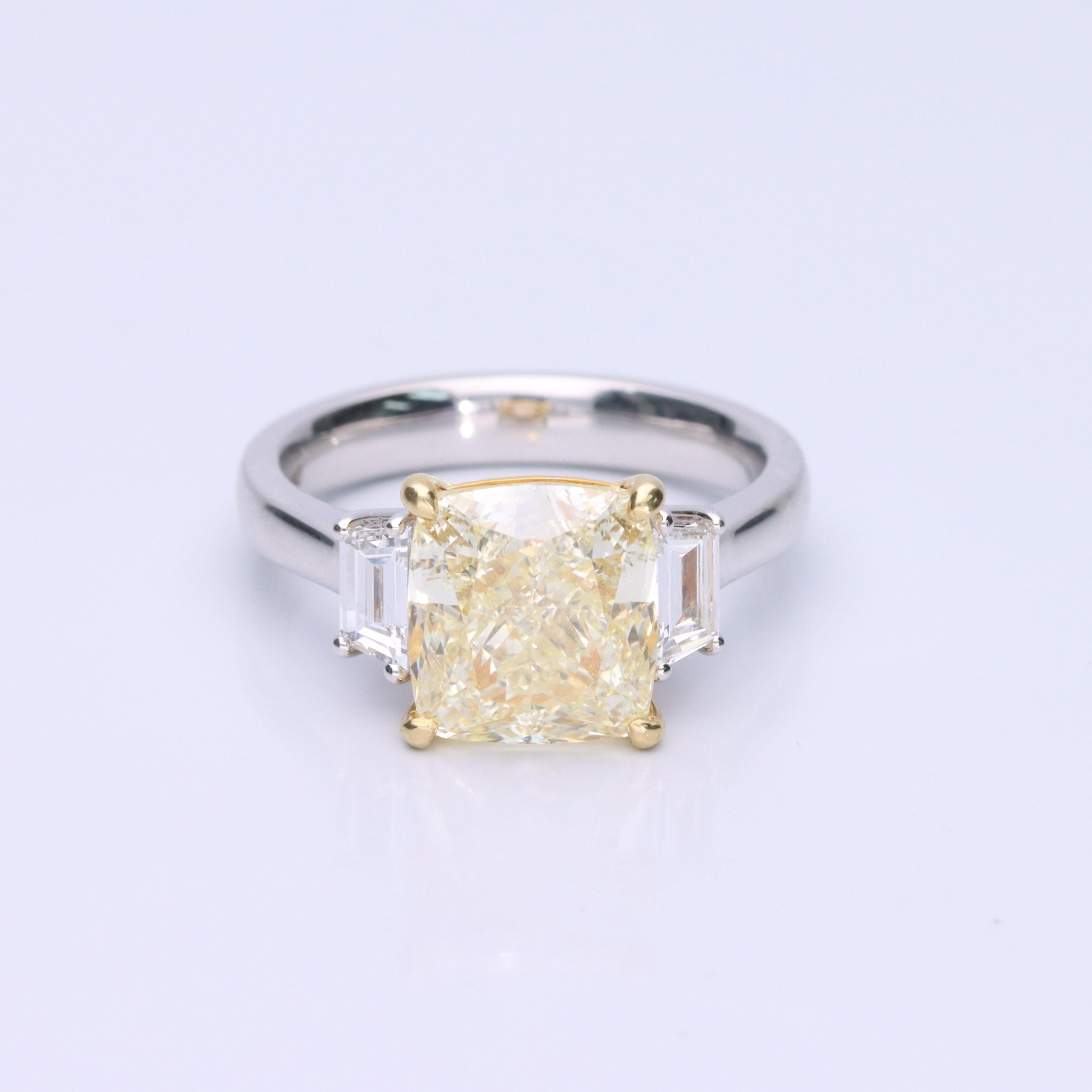 Gin & Grace Ring aus 18 Karat TT Gold mit gelbem Diamanten im Kissenschliff und weißen Diamanten Damen