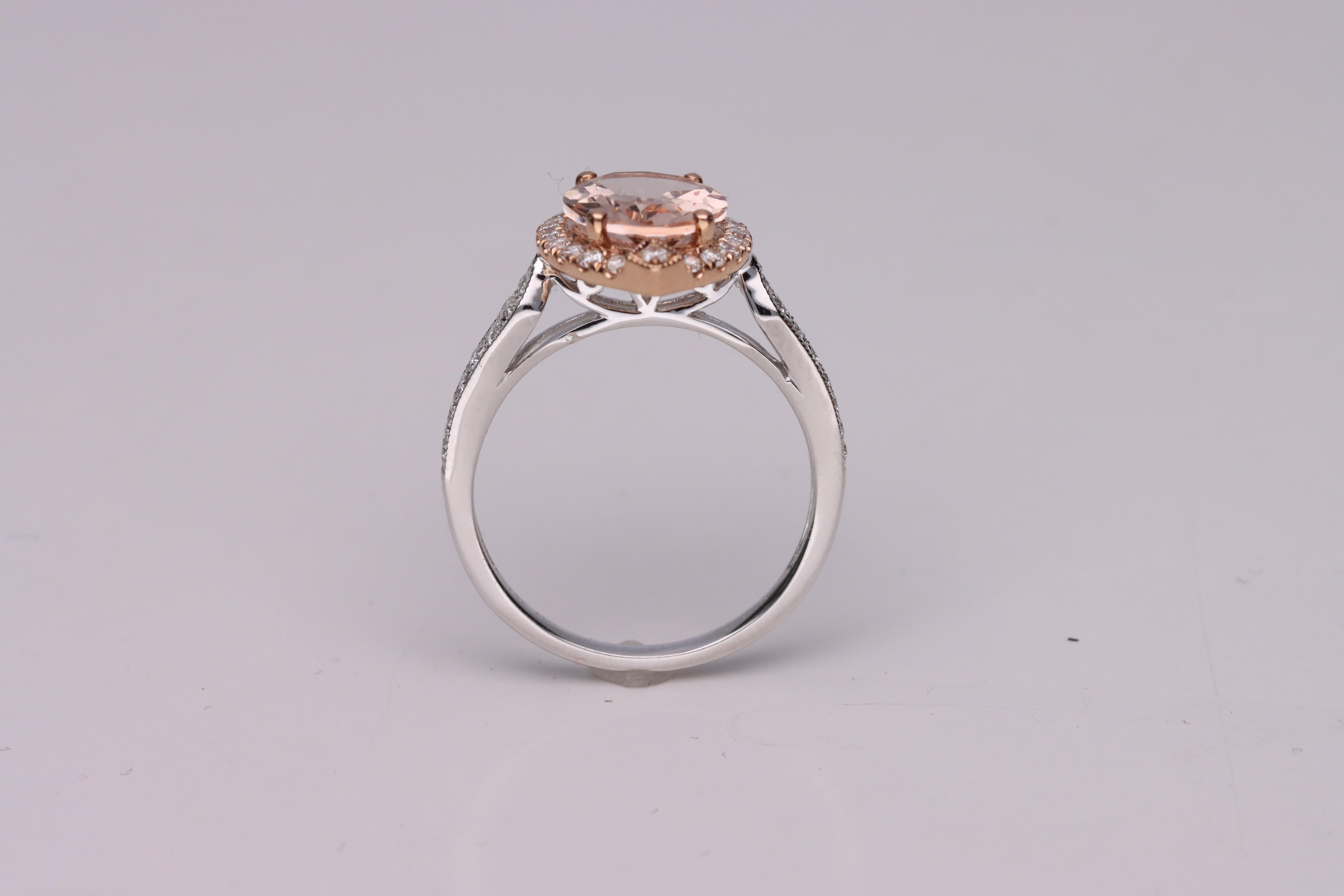 Dieser Morganit-Ring im Vintage-Stil ist ein Meisterwerk der Romantik und Raffinesse und versprüht zeitlosen Charme. Das Herzstück ist ein leuchtender 8x10 mm großer Morganit im Ovalschliff (2 Karat), der wegen seines sanften Rosatons und seines