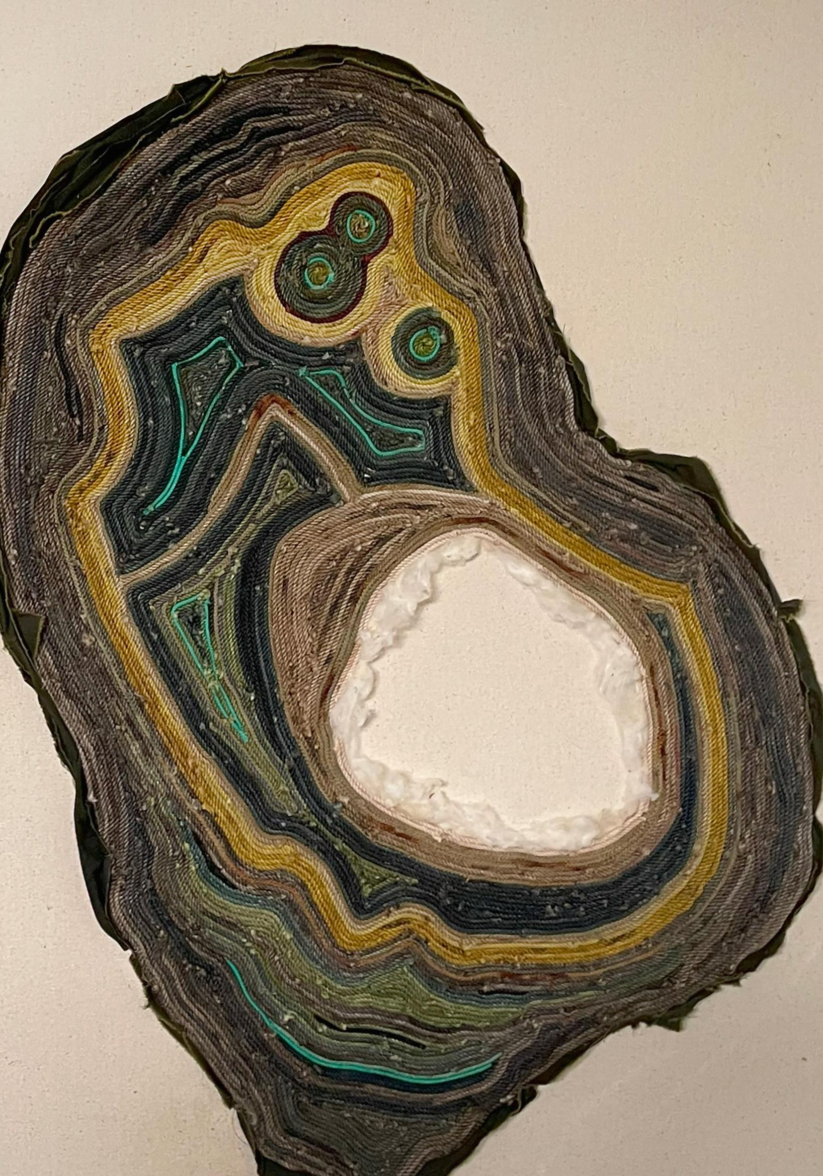 Wandskulptur aus Holz: „Doppelreihige Achatschale“ – Sculpture von Gin Stone