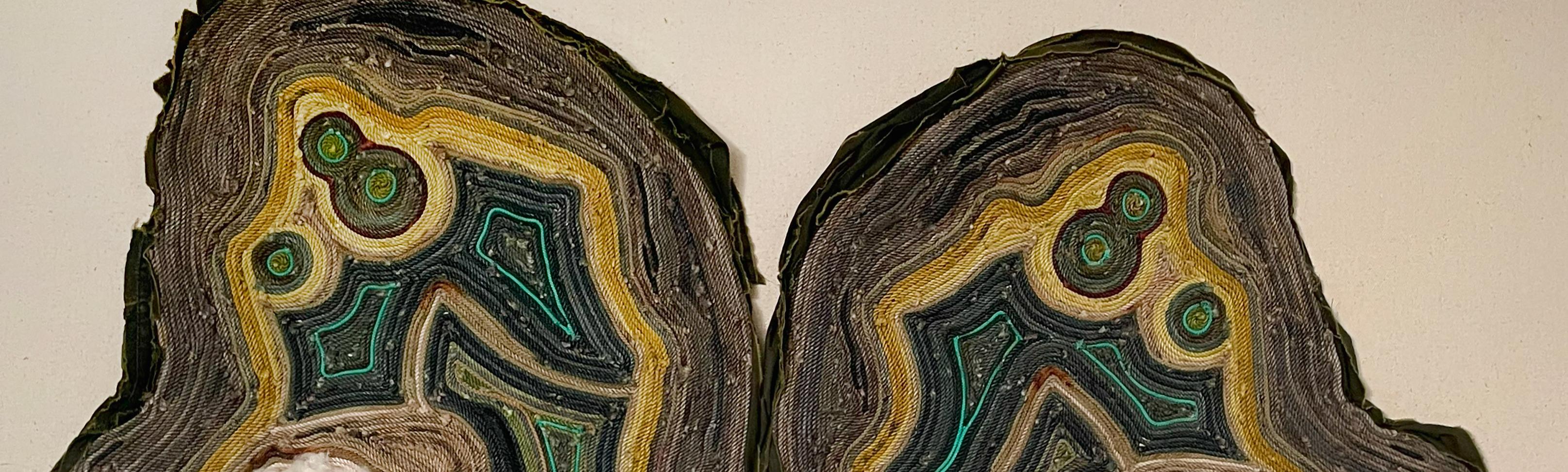 Wandskulptur aus Holz: „Doppelreihige Achatschale“ (Braun), Figurative Sculpture, von Gin Stone