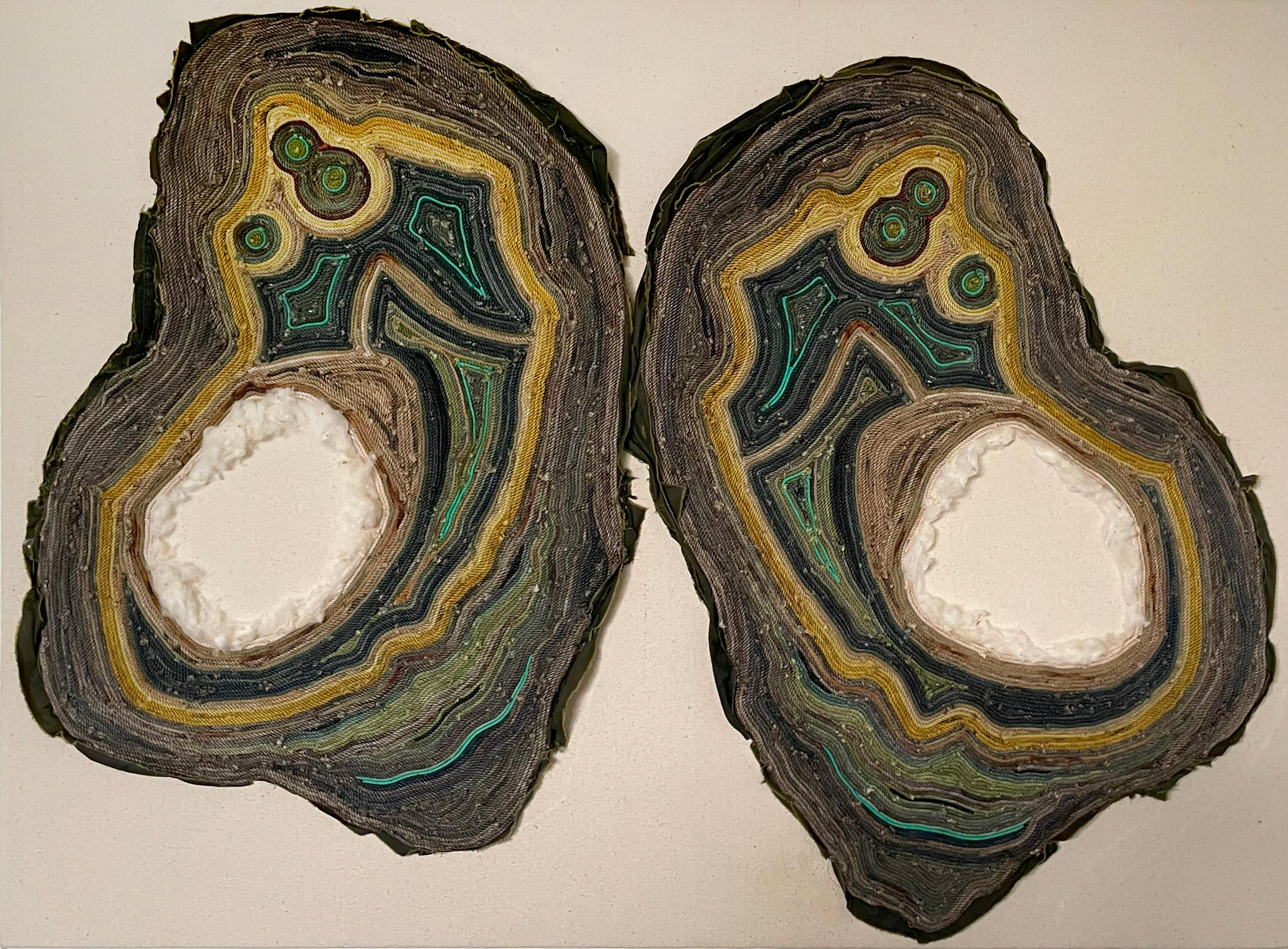 Gin Stone Figurative Sculpture – Wandskulptur aus Holz: „Doppelreihige Achatschale“