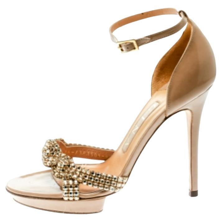 Gina Sandales à plateforme ornées de cristaux en cuir beige, taille 37 en vente