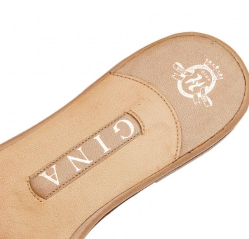 Rehaussez votre tenue décontractée avec ces superbes chaussures plates de Gina. Elles ont été réalisées en cuir beige sur l'extérieur et sont ornées de clous sur la lanière supérieure. Les semelles intérieures doublées de cuir et le style à enfiler