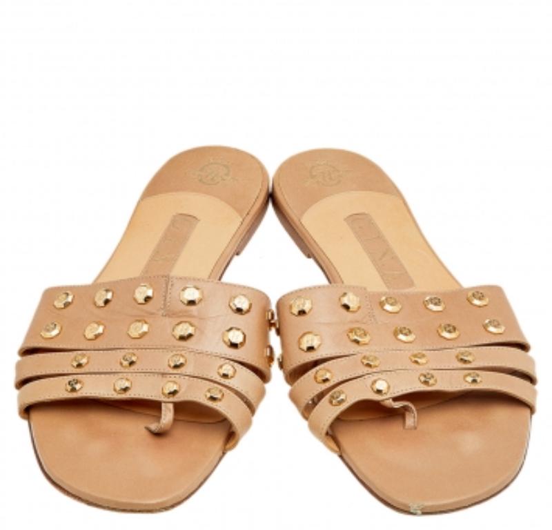 Gina Beige Leather Embellished Slide Sandals Size 38.5 Bon état - En vente à Dubai, Al Qouz 2