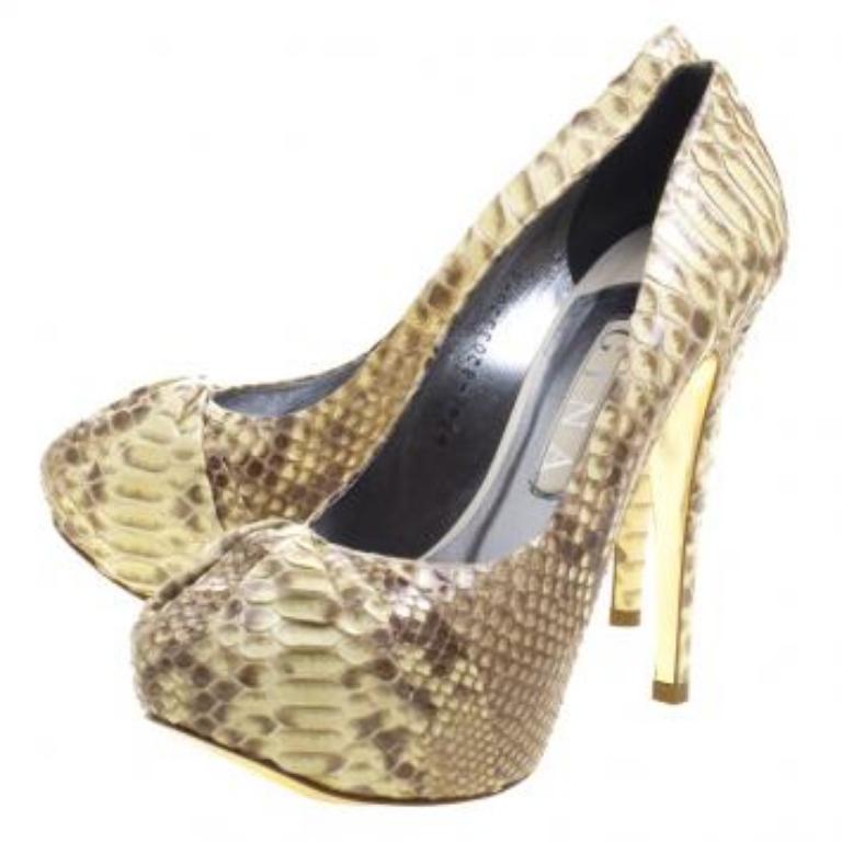 Beige Gina escarpins à capuche en python beige, taille 38 en vente