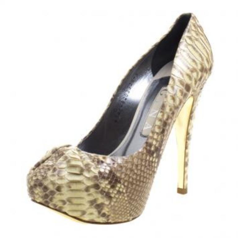 Gina escarpins à capuche en python beige, taille 38 Bon état - En vente à Dubai, Al Qouz 2