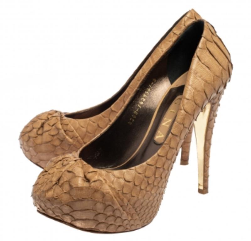 Kreieren Sie aufsehenerregende Party-Looks mit diesen superstylischen Gina Elle Pumps. Die aus beigem Python gefertigten Pumps mit himmelhohem Absatz verfügen über ein dickes Plateau, das den Komfort erhöht, während Sie mit Ihren besonderen Looks