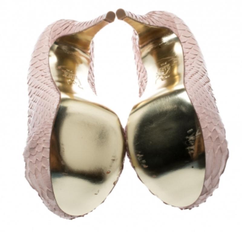 Créez les looks de fête les plus accrocheurs en portant ces escarpins Gina Elle super élégants. Conçus en cuir de python beige, ces escarpins à talons hauts sont dotés d'épaisses plates-formes qui ajoutent à leur confort lorsque vous volez la