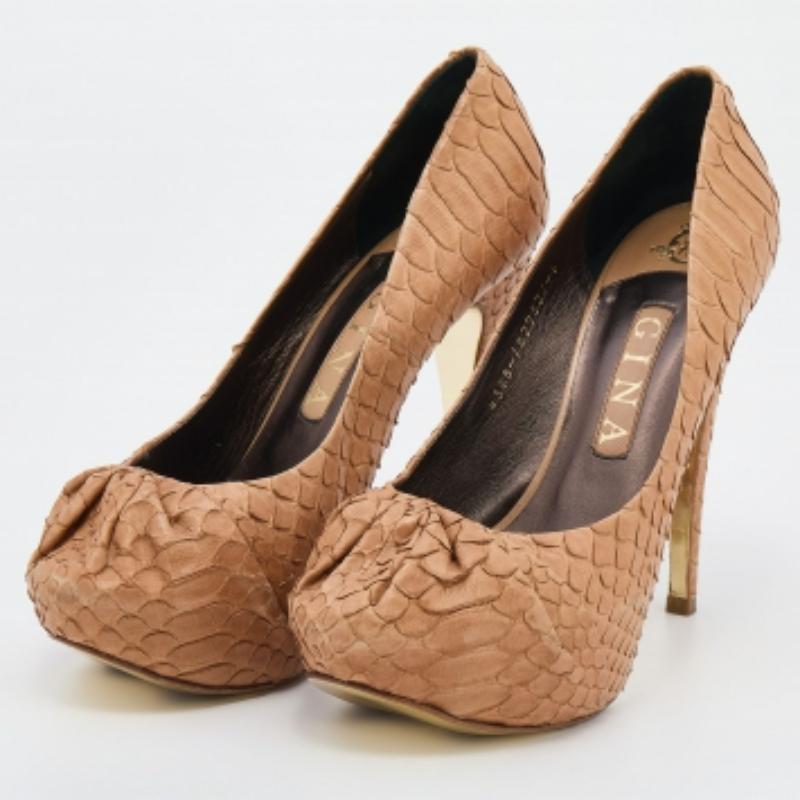 Stellen Sie sich vor, wie diese Gina-Pumps Sie bei jedem Schritt zum Strahlen bringen und Ihnen bewundernde Blicke zuwerfen, wenn Sie auf die Straße gehen. Die Pumps haben ein prächtiges beigefarbenes Äußeres aus exotischem Python, während die