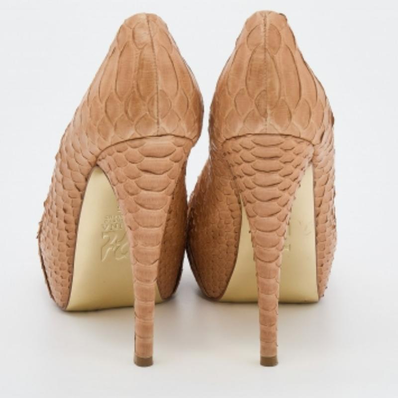 Gina Beige Python Leder Hoodie Plateau Pumps Größe 39 im Angebot 1