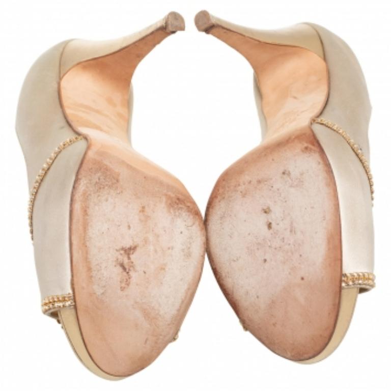 Beige Gina, raso e pelle beige con cristalli, Peep Toe Pumps Taglia 39 in vendita