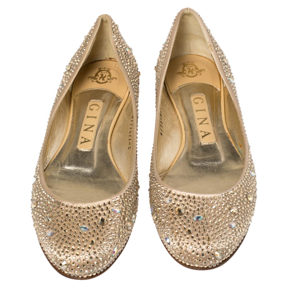 Incorporating luxe and contemporary elements, these ballet flats from Gina are simply amazing! They have been crafted from beige satin and styled with round toes and exquisite crystal embellishments all over. They are complete with comfortable