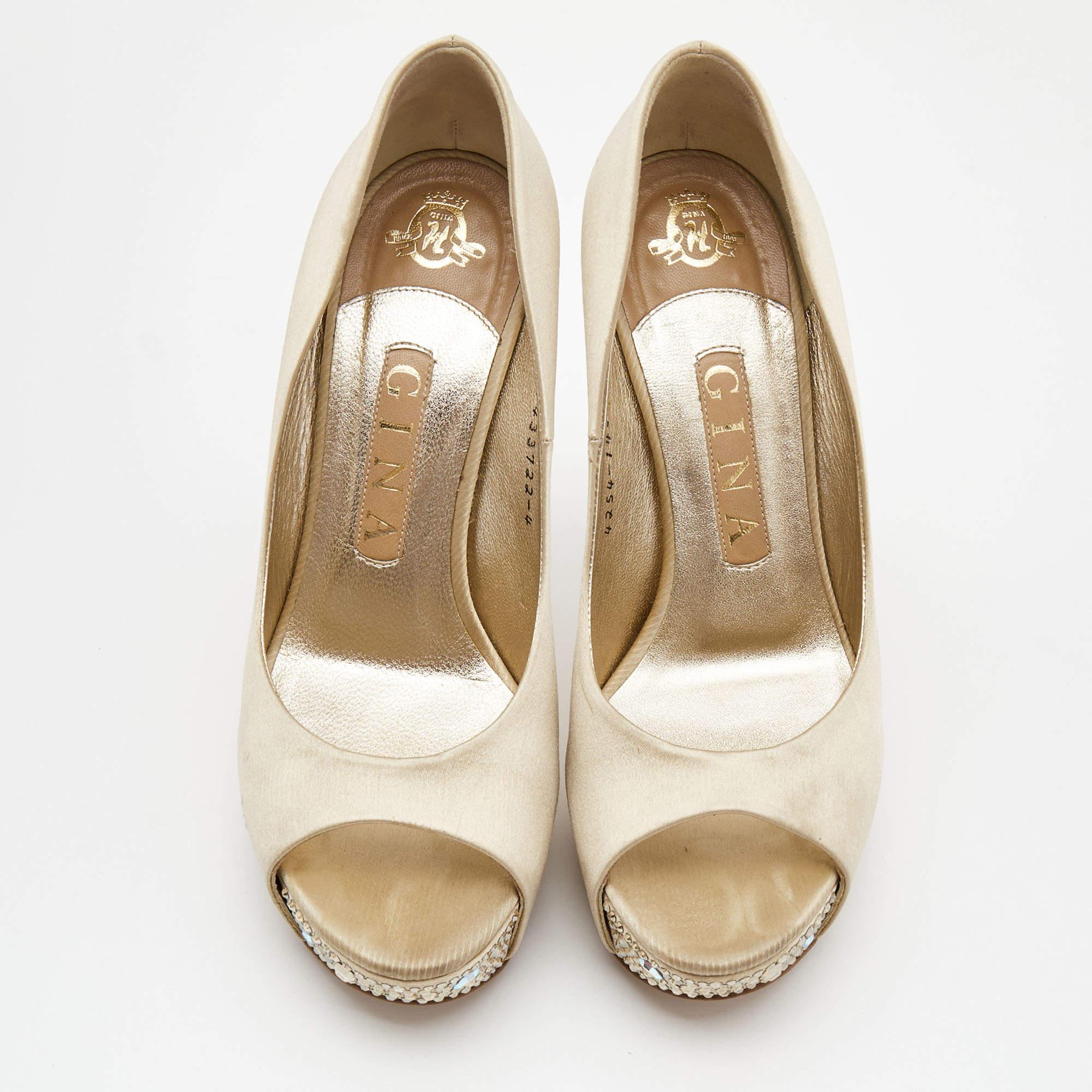 Gina Beige Satin Crystal Embellished Heel Peep Toe Platform Pumps Taglia 37 In condizioni buone a Dubai, Al Qouz 2