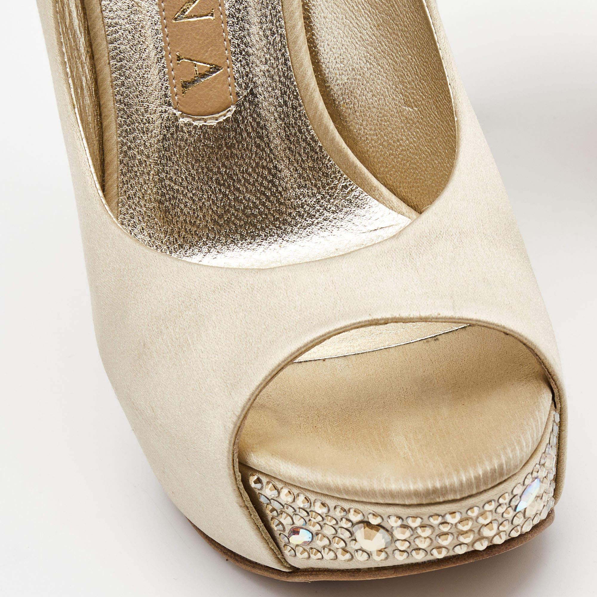 Gina Beige Satin Crystal Embellished Heel Peep Toe Platform Pumps Taglia 37 3