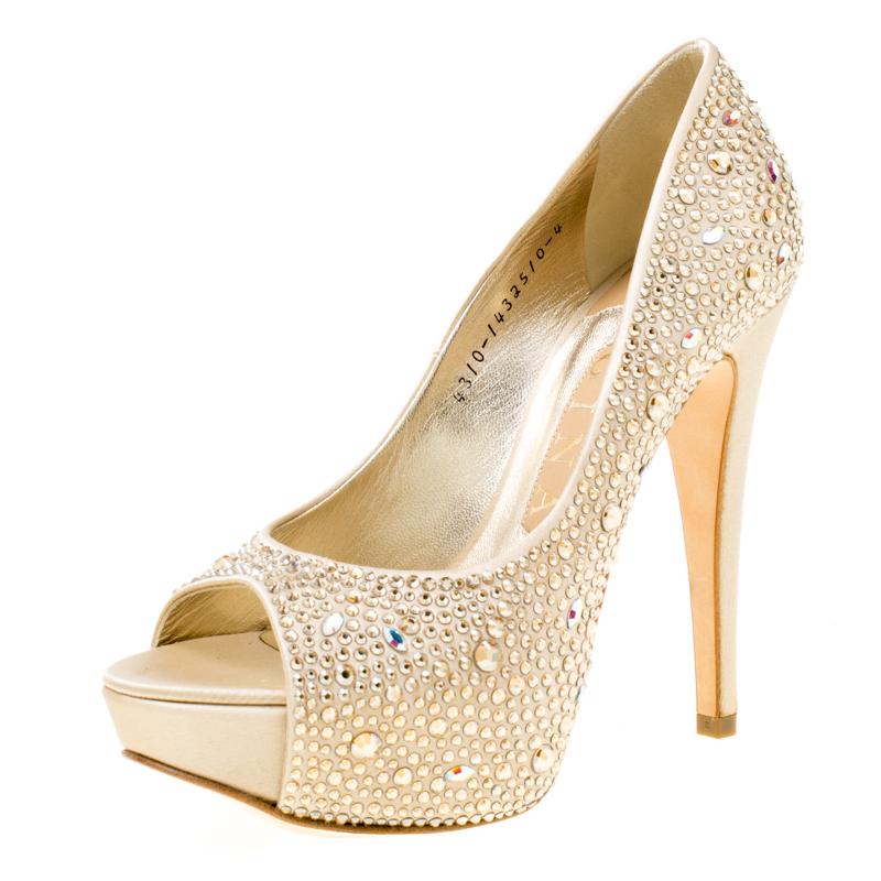 This pair of pumps by Gina will leave you looking like a diva. They are covered in crystals on the satin and assembled with peep toes and 13 cm heels supported by platforms. Add glamour to your closet by slipping into this pair of beige pumps.

