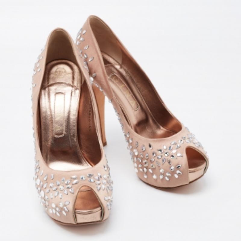 Gina Beige Satin Embellished Peep Toe Platform Pumps Taglia 39.5 In condizioni buone in vendita a Dubai, Al Qouz 2