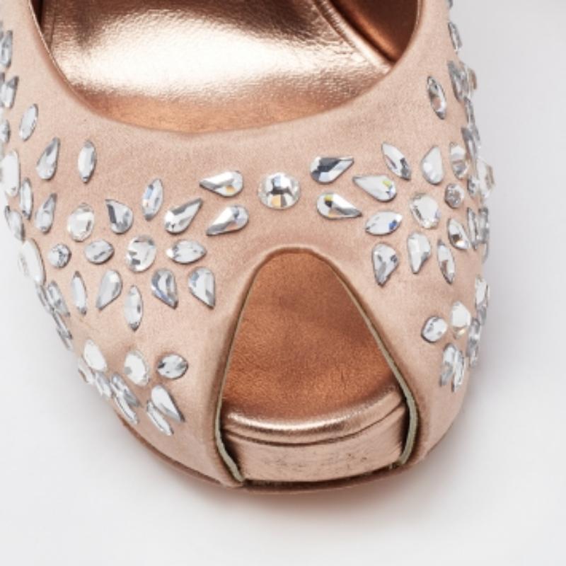 Donna Gina Beige Satin Embellished Peep Toe Platform Pumps Taglia 39.5 in vendita