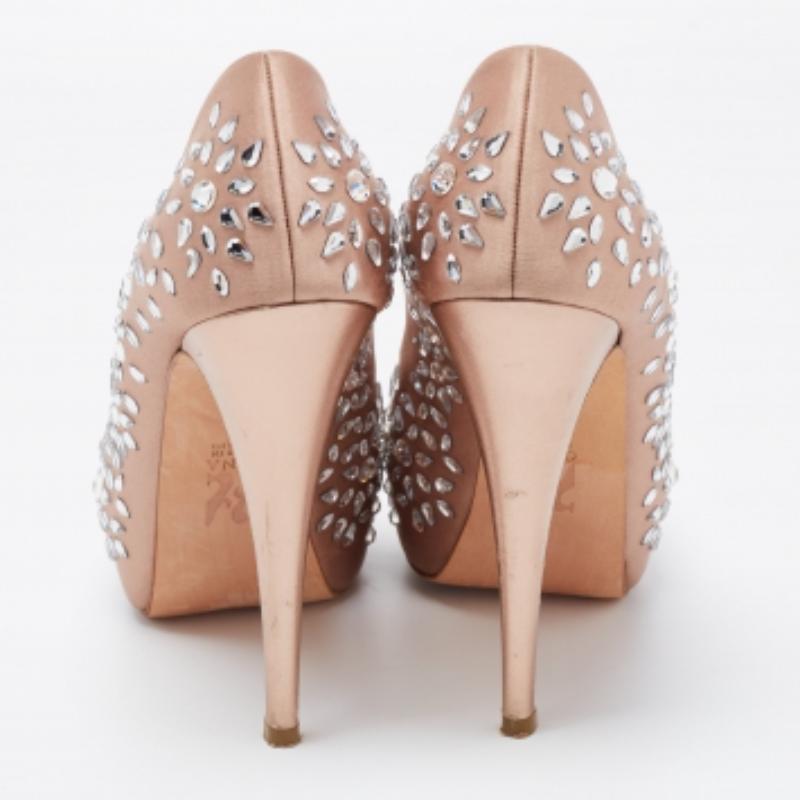 Gina Beige Satin Embellished Peep Toe Platform Pumps Taglia 39.5 in vendita 3