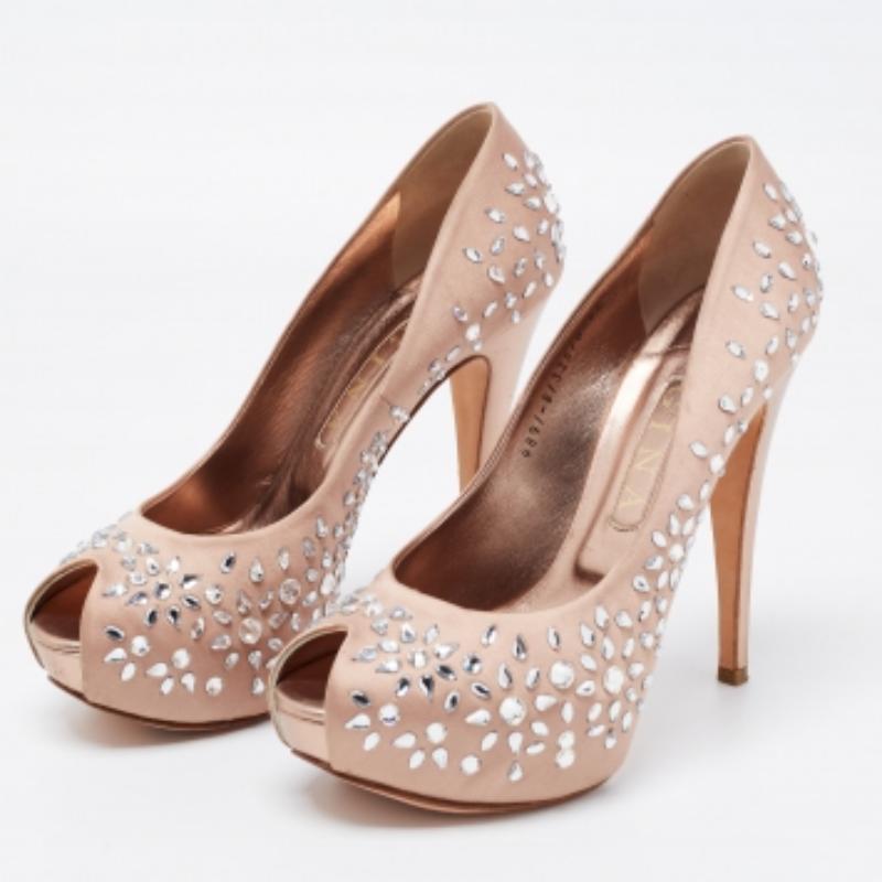 Gina Beige Satin Embellished Peep Toe Platform Pumps Taglia 39.5 in vendita 4