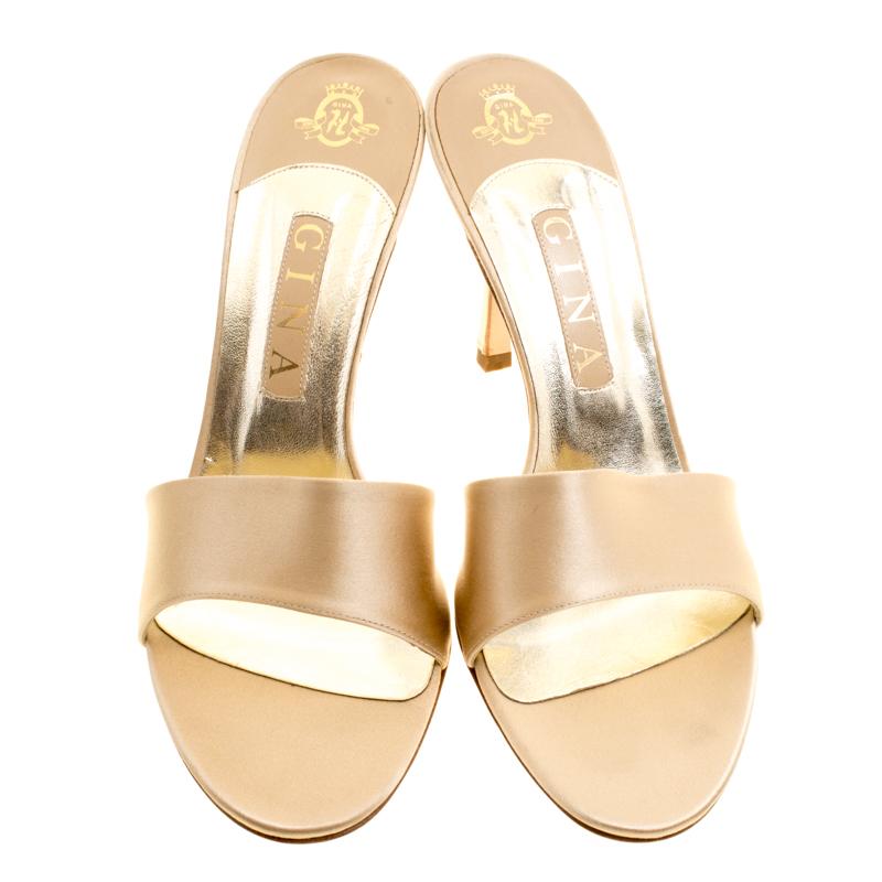 Be a trendsetter by waltzing out in this exquisite Gina pair. Crafted from beige satin, these beauties feature open toes and 9.5 cm heels. They will perfectly blend in with your elegant outfits.

Includes: Info Card, Original Box, Original
