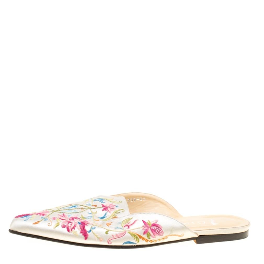 Exquisite and ethereal are words that describe these flat mules from Gina! The beige mules are crafted from silk and feature a beautiful floral embroidered pattern on the exterior. They flaunt pointed toes, artistically cutout vamps and comfortable