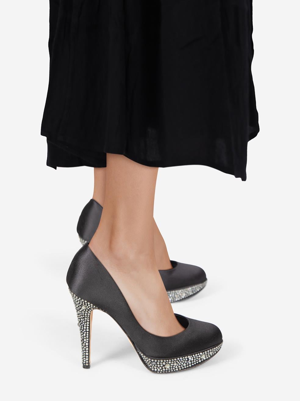 CONDIT ist sehr gut. Minimale Abnutzung an den Absätzen ist offensichtlich. Rupfen an allen Stoffbereichen des rechten Schuhs, der linken Seite des linken Schuhs und der Zehenbox des linken Schuhs an diesem gebrauchten Gina