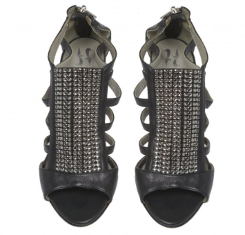 Gina Black Leather Crystal Embellished Sandals Size 37.5 In Good Condition For Sale In Dubai, Al Qouz 2