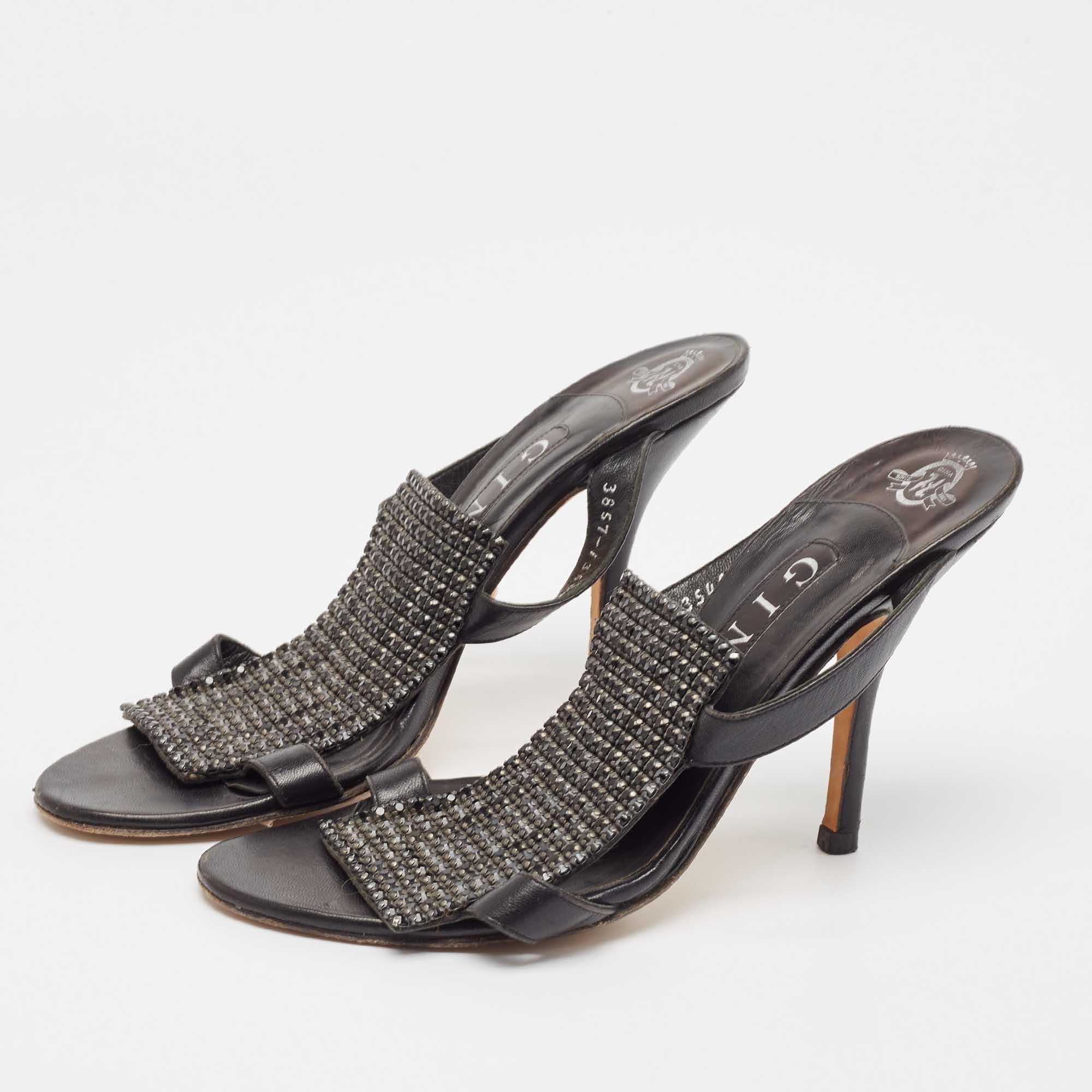 Questi sandali incorniceranno i tuoi piedi in modo elegante. Realizzate con materiali di qualità, presentano un design di classe e solette confortevoli.