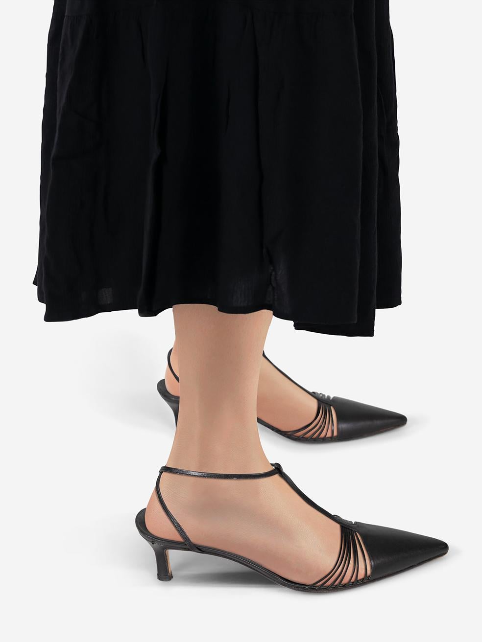 L'ÉTAT est très bon. L'usure des talons est minime. Abrasion sur la boîte à orteils et le talon des deux chaussures. Décollement du cuir sur la boîte à orteils gauche sur cet article de revente de designer Gina d'occasion.
 

 Détails
 

 

 Noir
