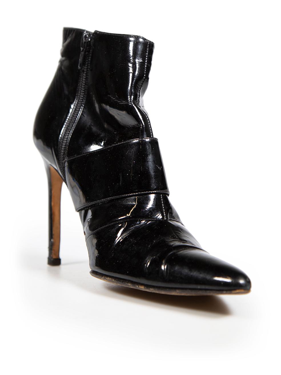 La condizione è buona. Le scarpe presentano una lieve usura. Sgualcitura generale della pelle sulla punta e sulla tomaia di entrambe le paia. Abrasioni sulla punta e sui talloni di entrambi i paia di scarpe su questo articolo usato di Gina.
 
