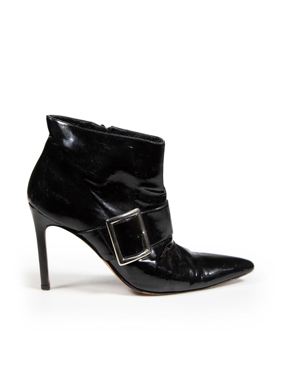 L'ÉTAT est bon. Une usure mineure des chaussures est évidente. Les deux paires présentent des plis généraux au niveau de la boîte à orteils et de l'empeigne. Abrasions à la pointe et aux talons des deux paires sur cet article de revente de designer