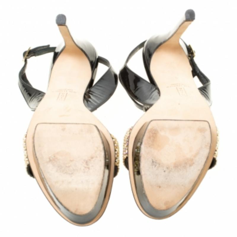 Gina - Sandales à plateforme en cuir verni noir avec ornements en cristal - Taille 37 Bon état - En vente à Dubai, Al Qouz 2