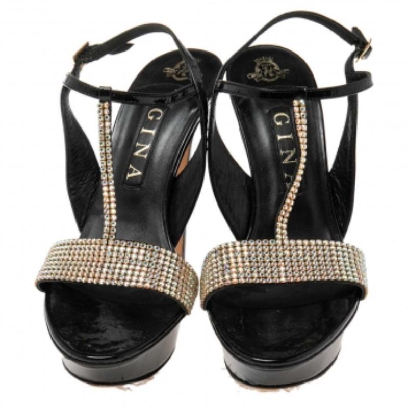 Gina Sandalias con tiras en T de charol negro con adornos de cristal talla 39.5 en Bueno estado para la venta en Dubai, Al Qouz 2