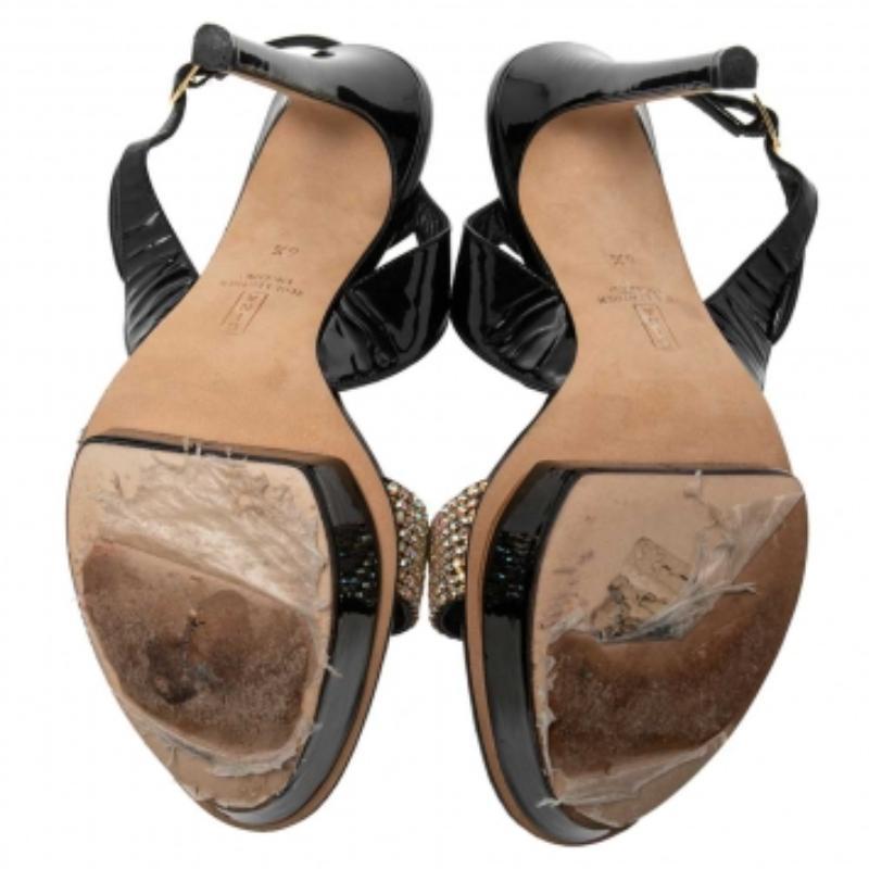 Gina Sandalias con tiras en T de charol negro con adornos de cristal talla 39.5 en venta 2