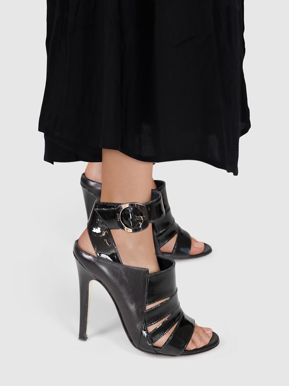 L'ÉTAT est très bon. L'usure des talons est minime. Usure minimale aux deux boucles avec ternissement et abrasions sont vus sur les deux tiges de talon sur cet article de revente de designer Gina utilisé.
 

 

 

 Détails
 

 

 Noir
 

 Cuir