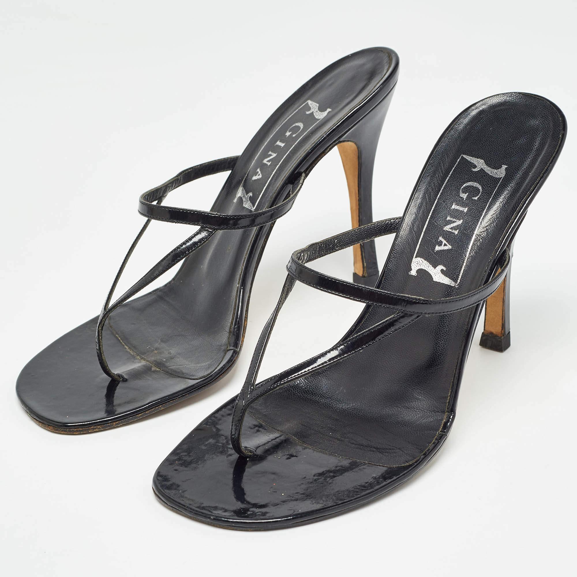 Questi sandali incorniceranno i tuoi piedi in modo elegante. Realizzate con materiali di qualità, presentano un design di classe e solette confortevoli.
