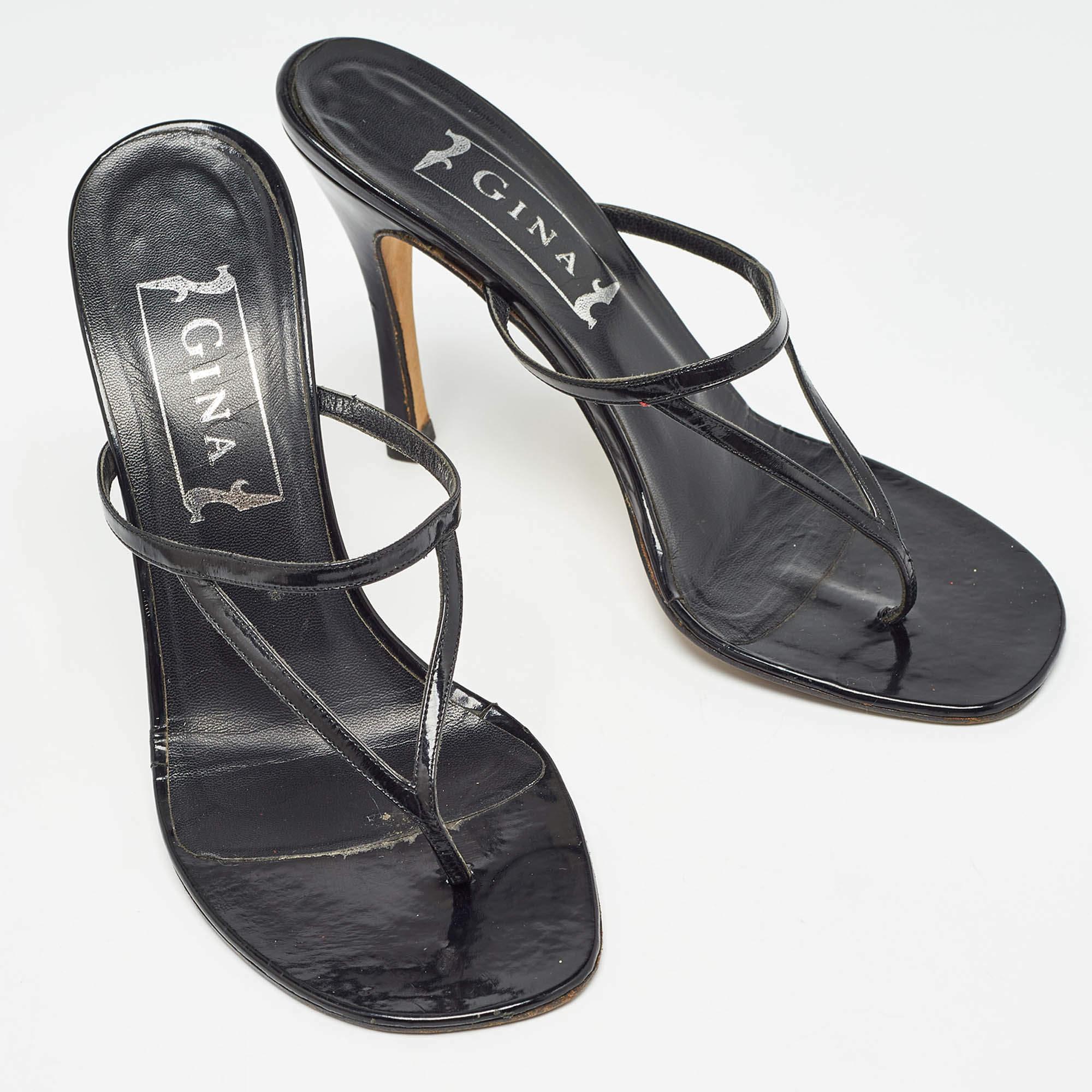 Gina Sandali infradito in vernice nera taglia 39 In condizioni discrete in vendita a Dubai, Al Qouz 2