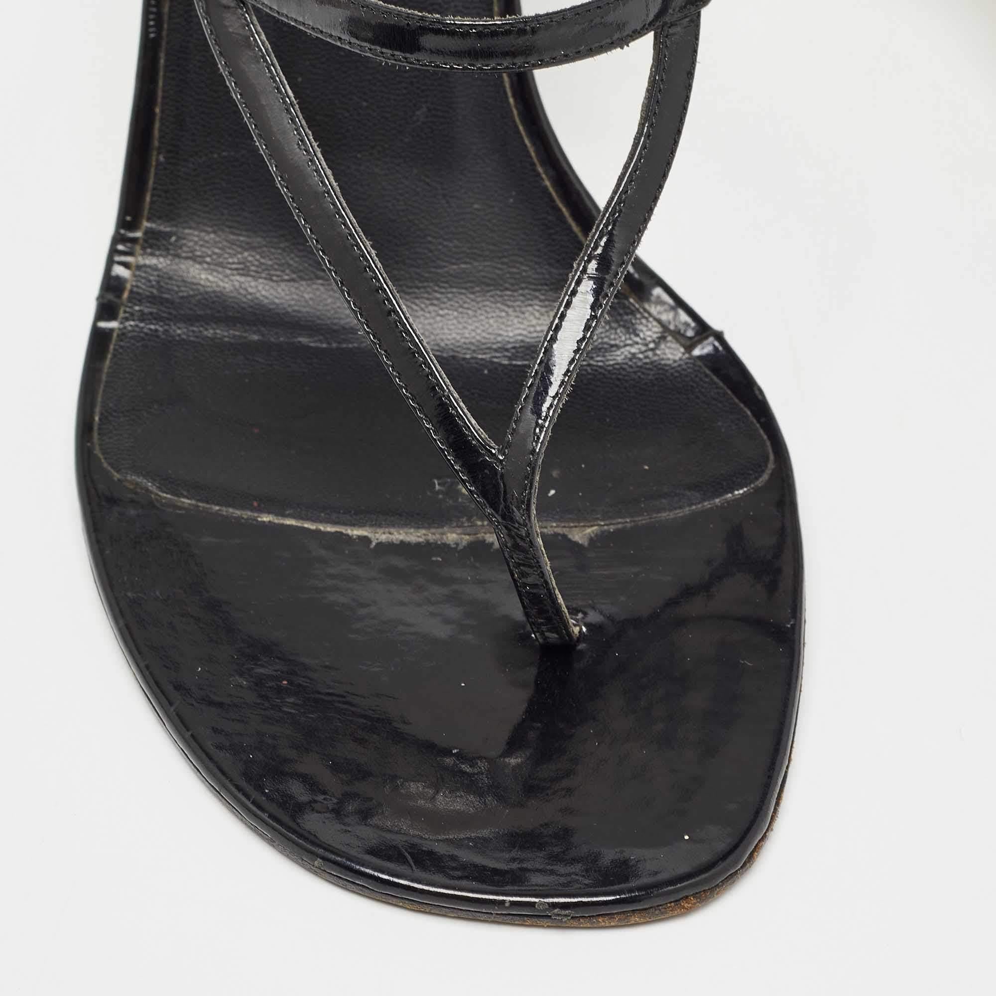 Gina Sandali infradito in vernice nera taglia 39 in vendita 2