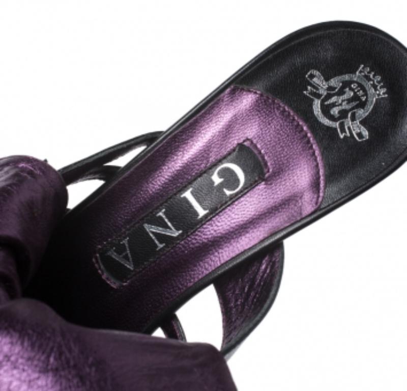 Nero Gina Mules Peep Toe in pelle e pitone nero con dettaglio fibbia taglia 39 in vendita