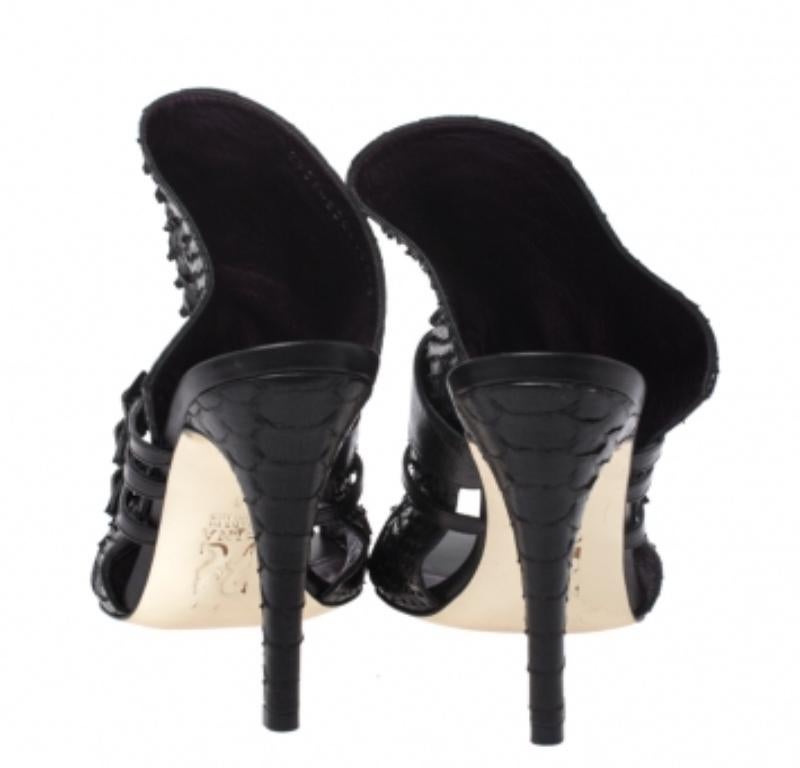 Gina Mules Peep Toe in pelle e pitone nero con dettaglio fibbia taglia 39 In condizioni buone in vendita a Dubai, Al Qouz 2