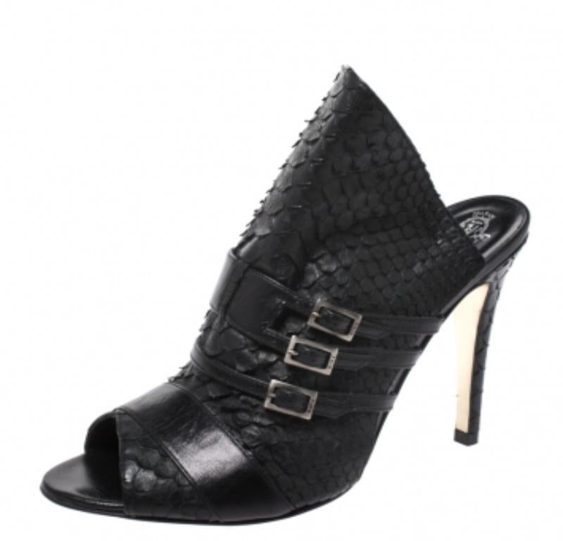 Donna Gina Mules Peep Toe in pelle e pitone nero con dettaglio fibbia taglia 39 in vendita
