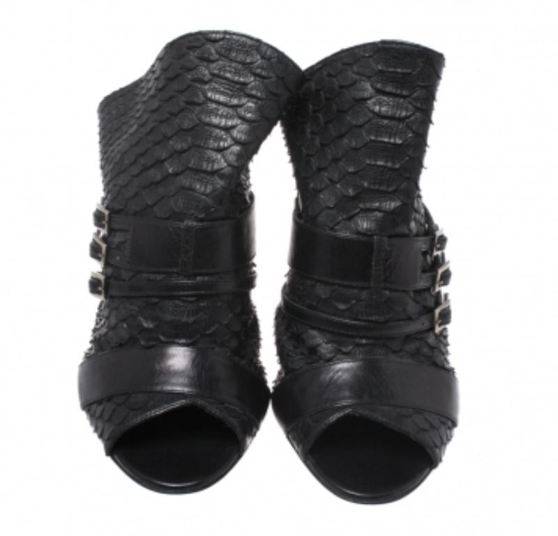 Gina Mules Peep Toe in pelle e pitone nero con dettaglio fibbia taglia 39 in vendita 1