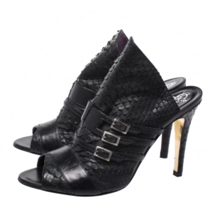 Gina Mules Peep Toe in pelle e pitone nero con dettaglio fibbia taglia 39 in vendita 2